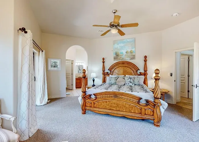Elegant Among The Pines-views, Near Downtown Holiday home