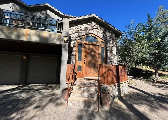 Elegant Among The Pines-views, Near Downtown *
