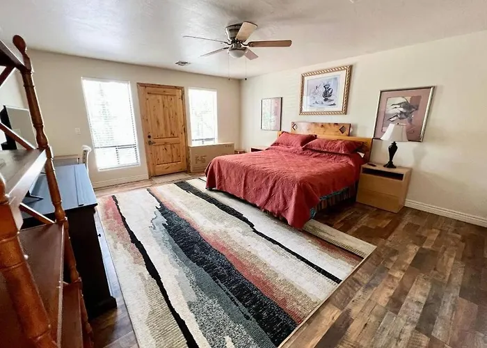 Elegant Among The Pines-views, Near Downtown Holiday home