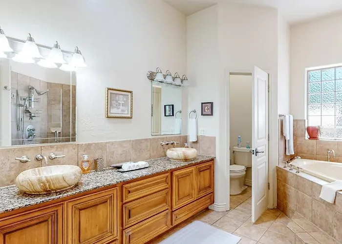 Elegant Among The Pines-views, Near Downtown *