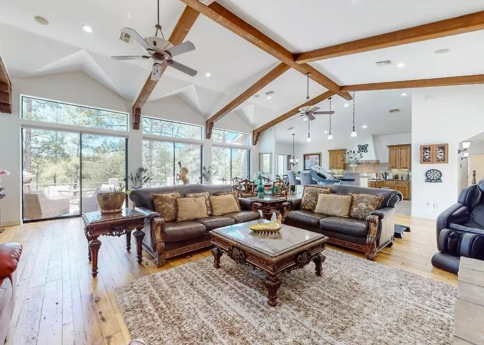 Elegant Among The Pines-views, Near Downtown Holiday home
