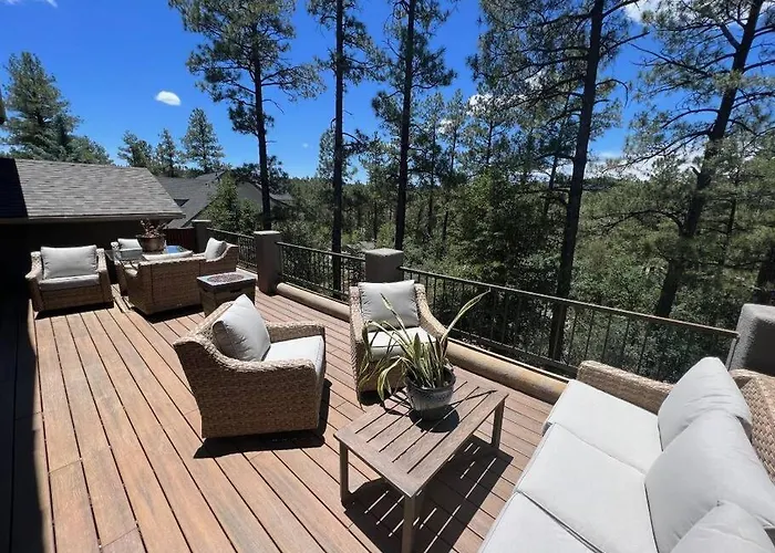 Elegant Among The Pines-views, Near Downtown Holiday home *