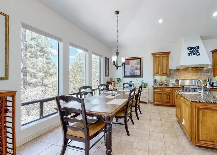 Elegant Among The Pines-views, Near Downtown *