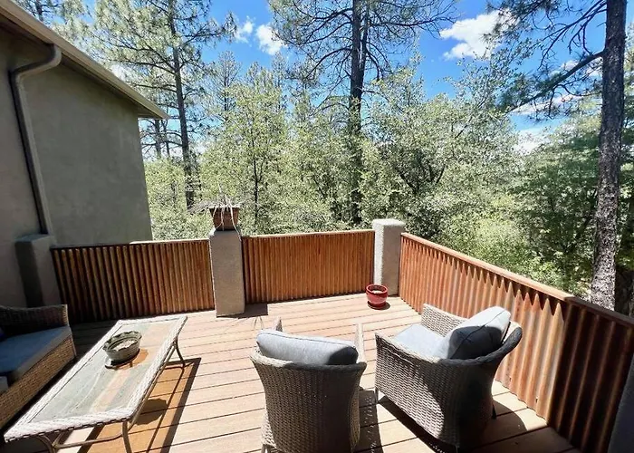 Elegant Among The Pines-views, Near Downtown Holiday home