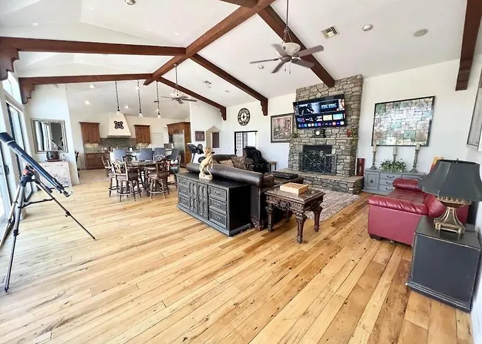 Elegant Among The Pines-views, Near Downtown Holiday home *